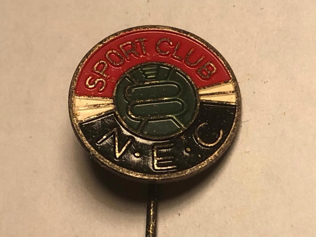 Metalen NEC VOETBALCLUB NIJMEGEN Speld., Verzamelen, Verzenden, Zo goed als nieuw, Sport, Speldje of Pin