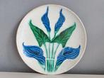 Groot majolica bord met jugendstil bloemen ca 1900, Ophalen of Verzenden