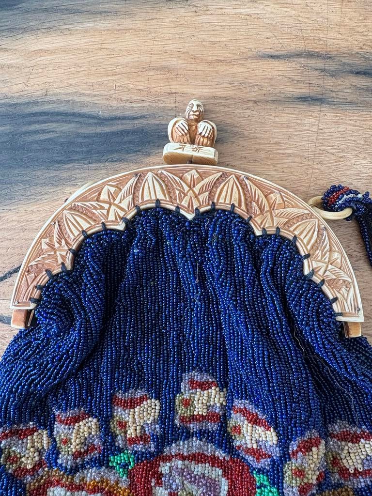 Antieke kralen tas met gesneden ivoren frame, Antiek en Kunst, Ophalen