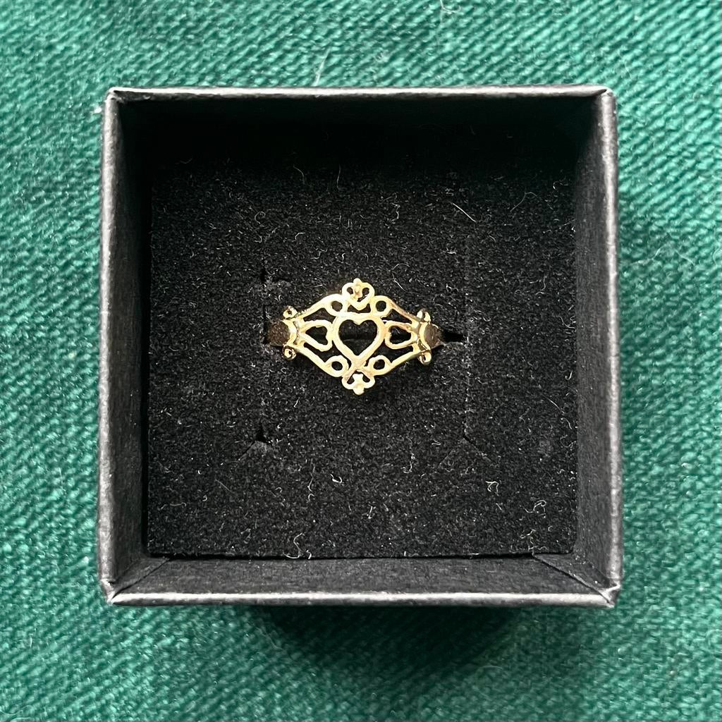 Vintage opengewerkte gouden ring met hartje, Sieraden, Tassen en Uiterlijk, Ringen, Ophalen of Verzenden, Zo goed als nieuw, 17 tot 18
