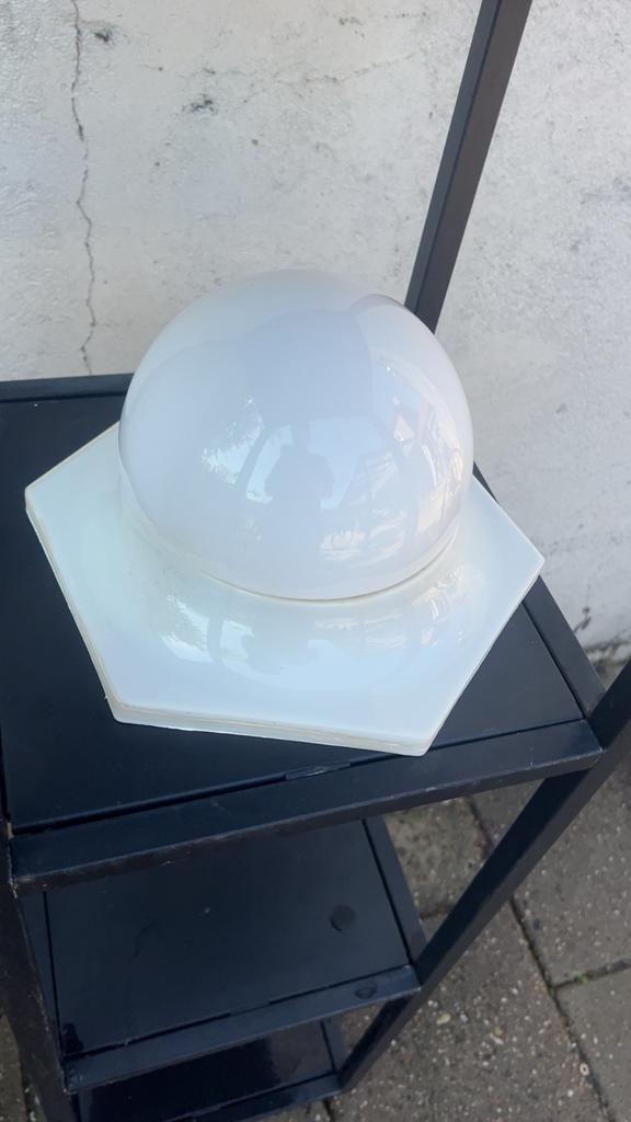 Witte bolvormige lamp met zeshoekige voet, Ophalen, Gebruikt