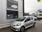 Toyota Aygo 1.0-12V airco apk2-2027, Auto's, Voorwielaandrijving, Gebruikt, Zwart, 4 stoelen
