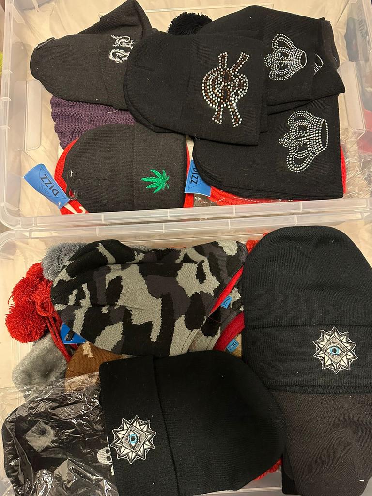 Partij van 200 mutsen - Diverse stijlen en kleuren, Kleding | Dames, Mutsen, Sjaals en Handschoenen, Ophalen of Verzenden, Nieuw