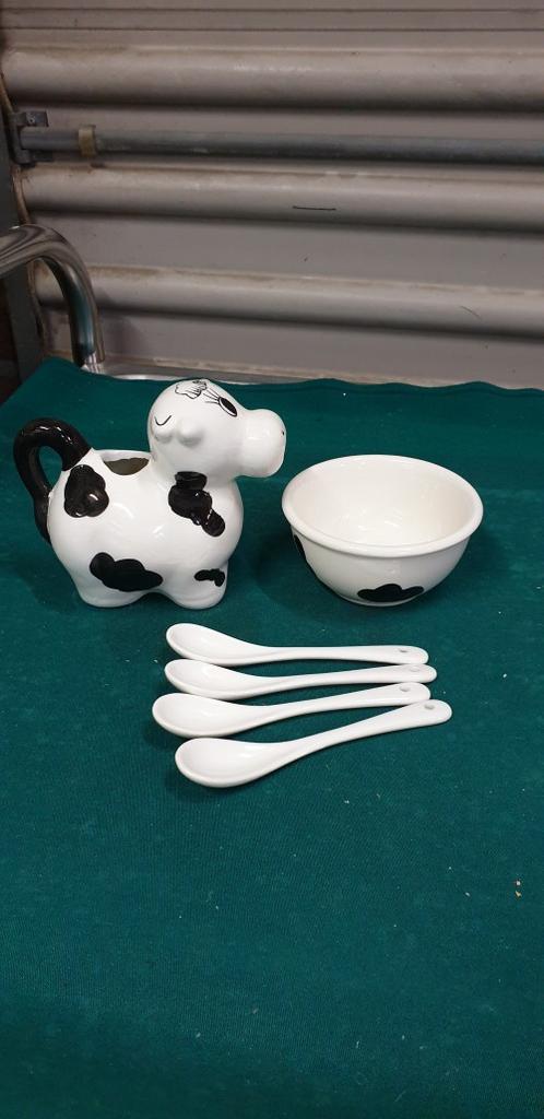 Melkkan in de vorm van een koe, met suikerpot en vier lepels, Ophalen of Verzenden, 'T Olde Gre-j, Info@toldegrej.nl, Endepoelstraat 20f Didam