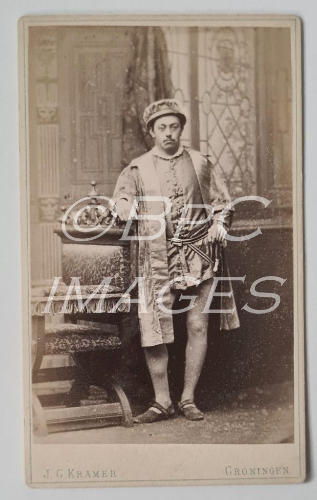 cdv student staand verkleed als adellijke 1870's, Verzamelen, Foto's en Prenten, Verzenden, Voor 1940, Gebruikt, Foto