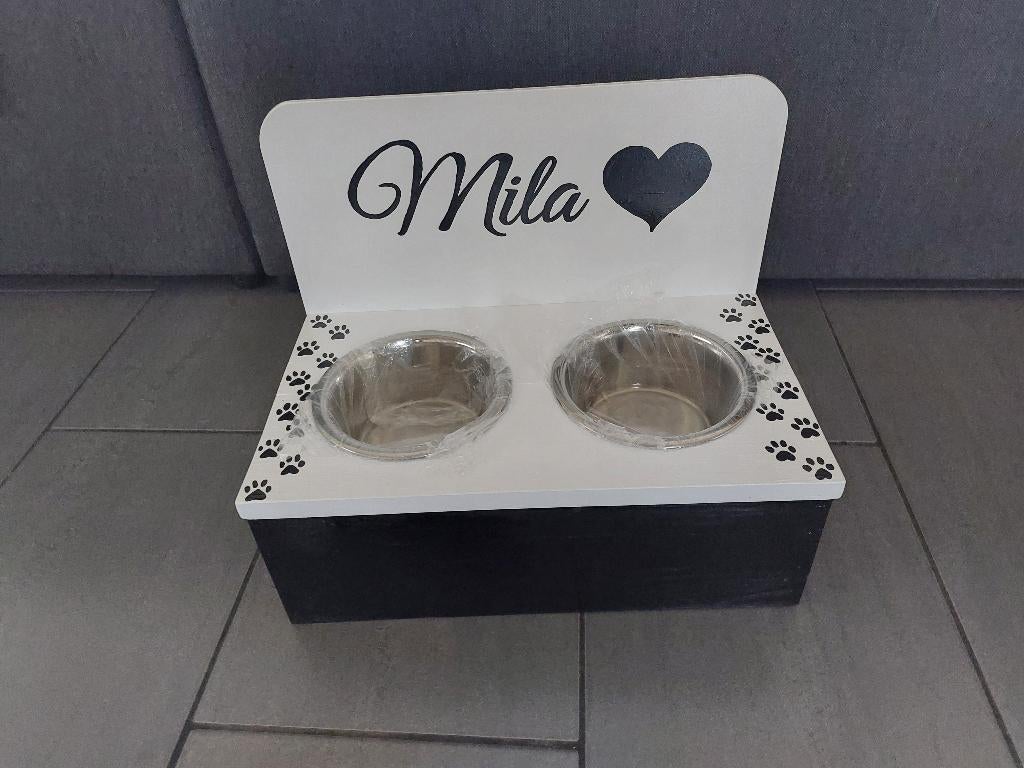 Handgemaakte Voerbakstandaard met Achterwand, Dieren en Toebehoren, Hondenvoerbakken en Drinkbakken, RW Houtidee – Fabrikant van handgemaakte houten huis-, tuin- en dierenproducten. Gespecialiseerd in voerbakstandaards, bench ombouwen, groeimeters, wegwijzerborden en decoratie van hout. Alles op maat gemaakt, uniek en ambachtelijk vervaardigd.