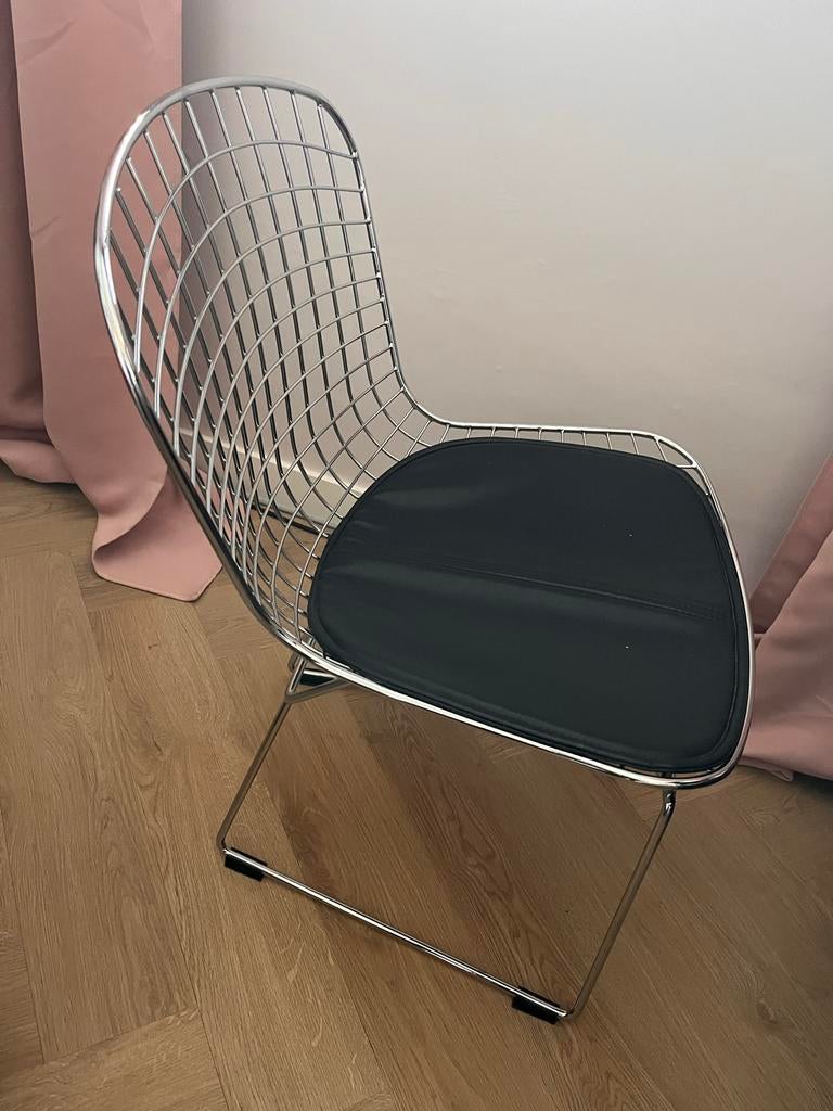 Twee Wire Chairs Bertoia Stijl met zwart kussen, Huis en Inrichting, Gebruikt, Twee, Zwart, Ophalen of Verzenden