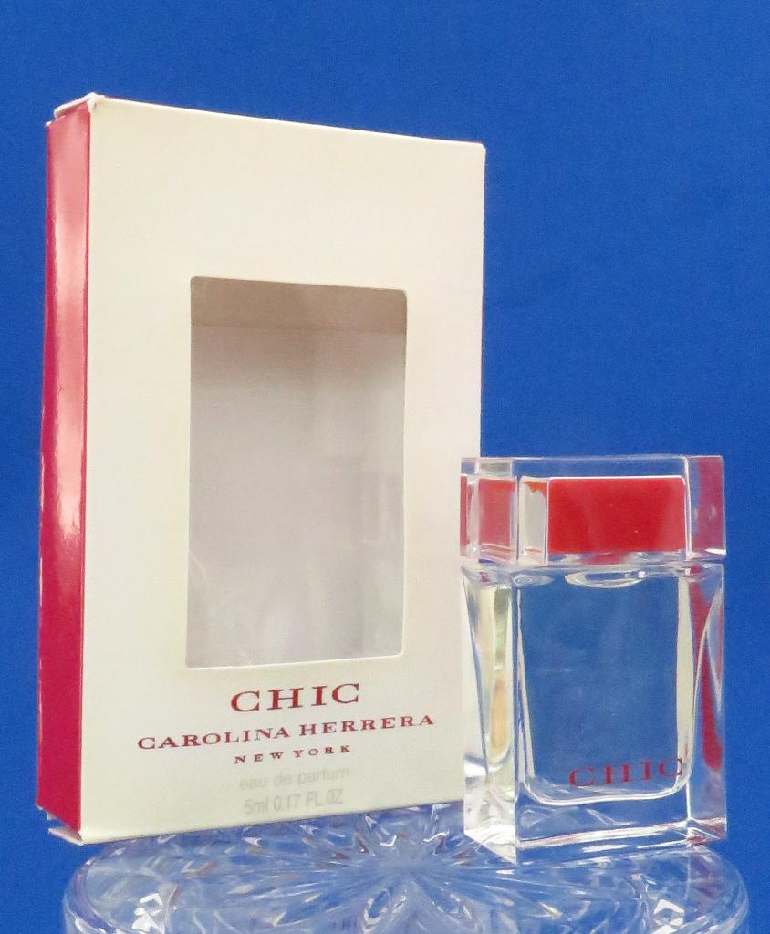 Mini - HERRERA - Chic - 5ml - edp - 4,3cm, Verzamelen, Parfumverzamelingen, Ophalen of Verzenden, Zo goed als nieuw, Miniatuur