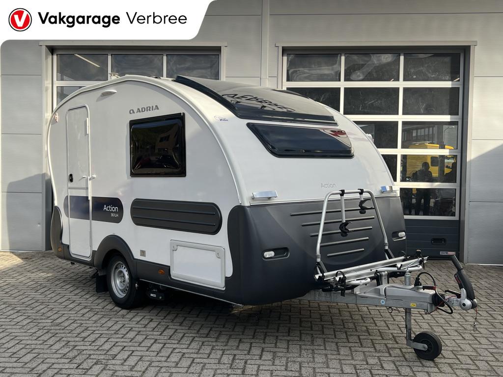 Adria ACTION 361 LH | Lichtgewicht | Fietsendrager | Mover |, Caravans en Kamperen, Caravans, Vakgarage Verbree IJsselstein, Panoven 70
3401RB  IJSSELSTEIN UT, NL