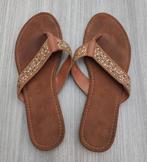 Bruine slippers met gouden details maat 40, Kleding | Dames, Schoenen, Slippers, Bruin, Ophalen of Verzenden, Zo goed als nieuw