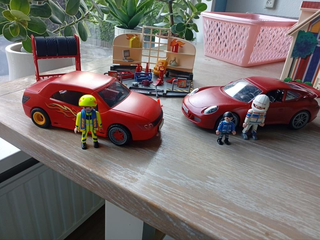 Playmobil raceauto's met garage en figuren, Ophalen of Verzenden, Gebruikt
