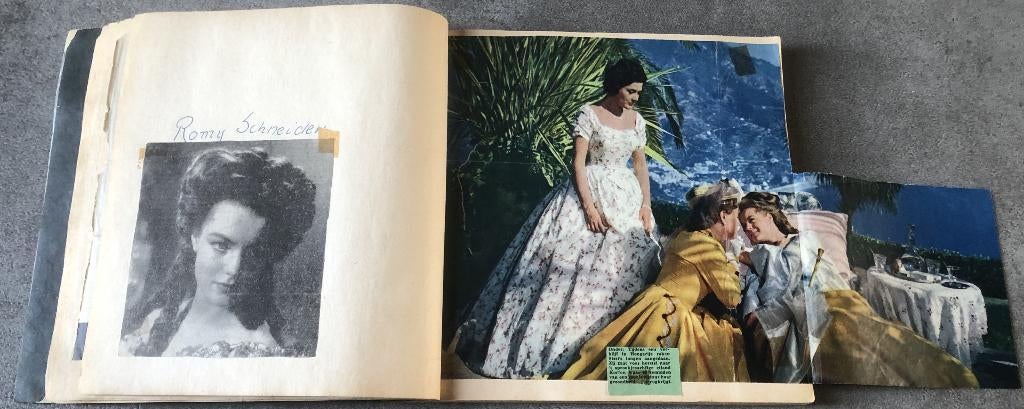 ROMY SCHNEIDER - 'SISSY' - PLAKBOEK JAREN 50-60 - 77 PAG.'S, Verzamelen, Ophalen of Verzenden, Zo goed als nieuw