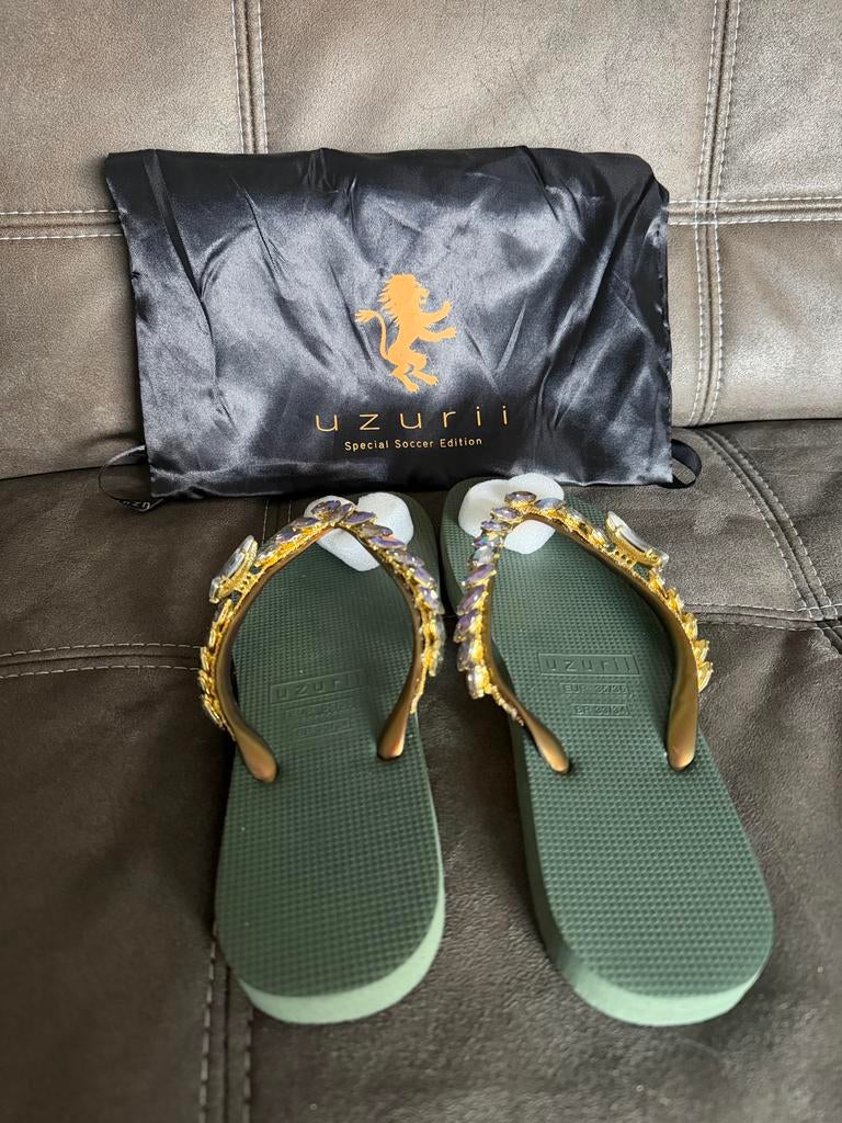 Uzurii Slippers Special Soccer Edition - Maat 35/36, Kleding | Dames, Schoenen, Ophalen, Nieuw, Slippers