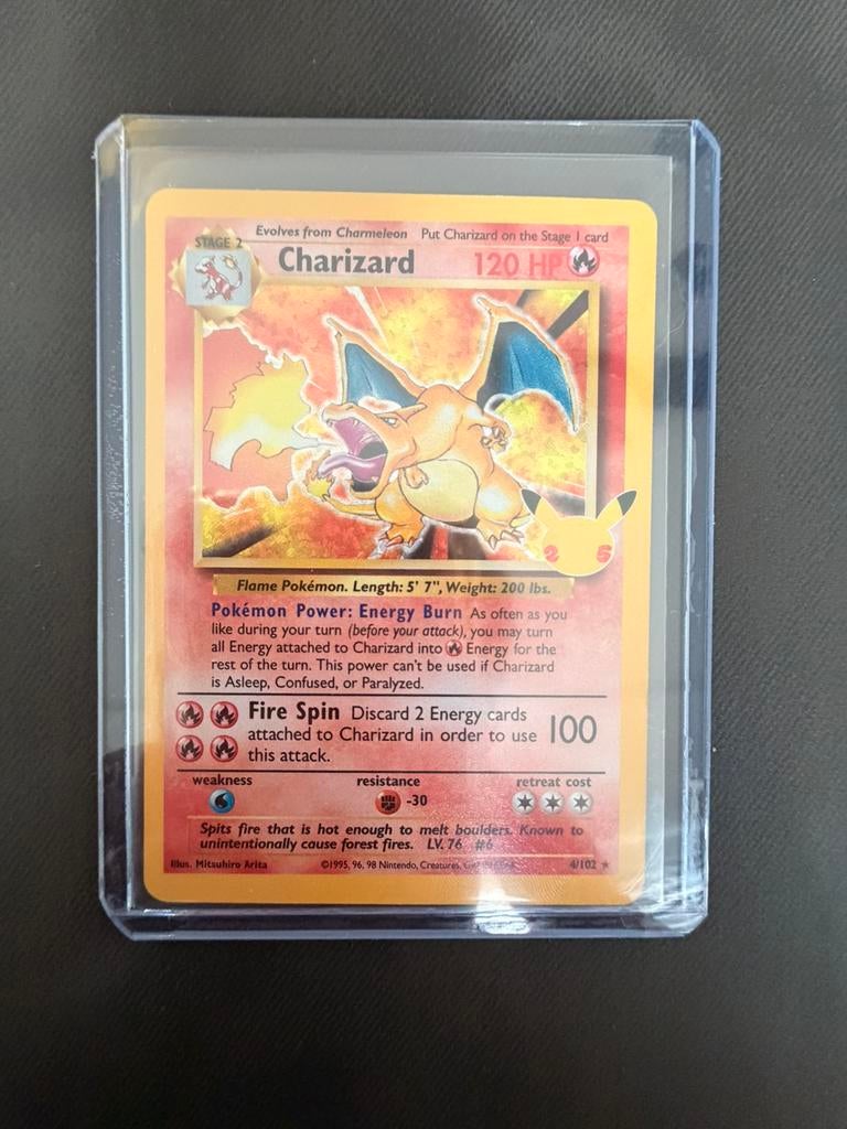 Charizard pokemon kaart: 4/102, Hobby en Vrije tijd, Verzamelkaartspellen | Pokémon, Ophalen of Verzenden, Zo goed als nieuw, Losse kaart