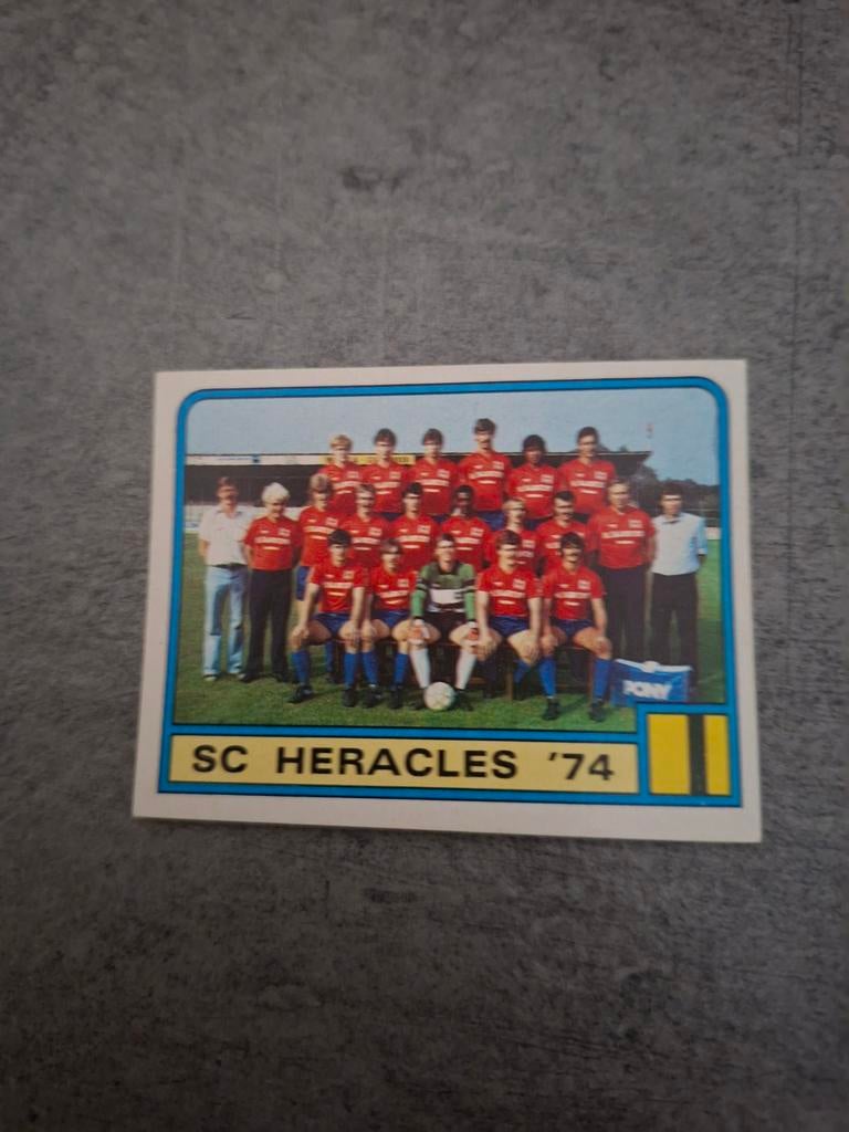 Panini sticker Voetbal 84. Teamfoto SC Heracles '74., Verzenden, Zo goed als nieuw, Sticker
