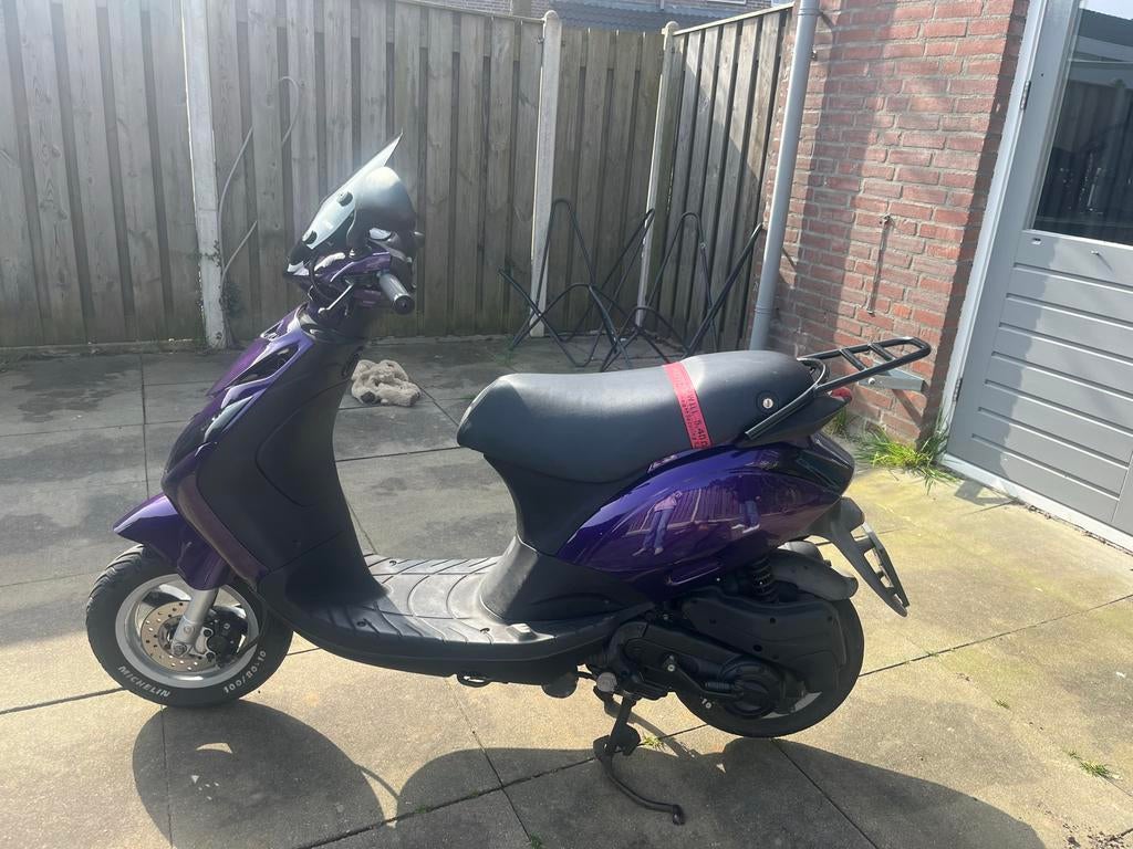 Mooie paarse snorfiets piaggo zip, Fietsen en Brommers, Snorfietsen en Snorscooters, Ophalen, Gebruikt, Benzine, Overige merken