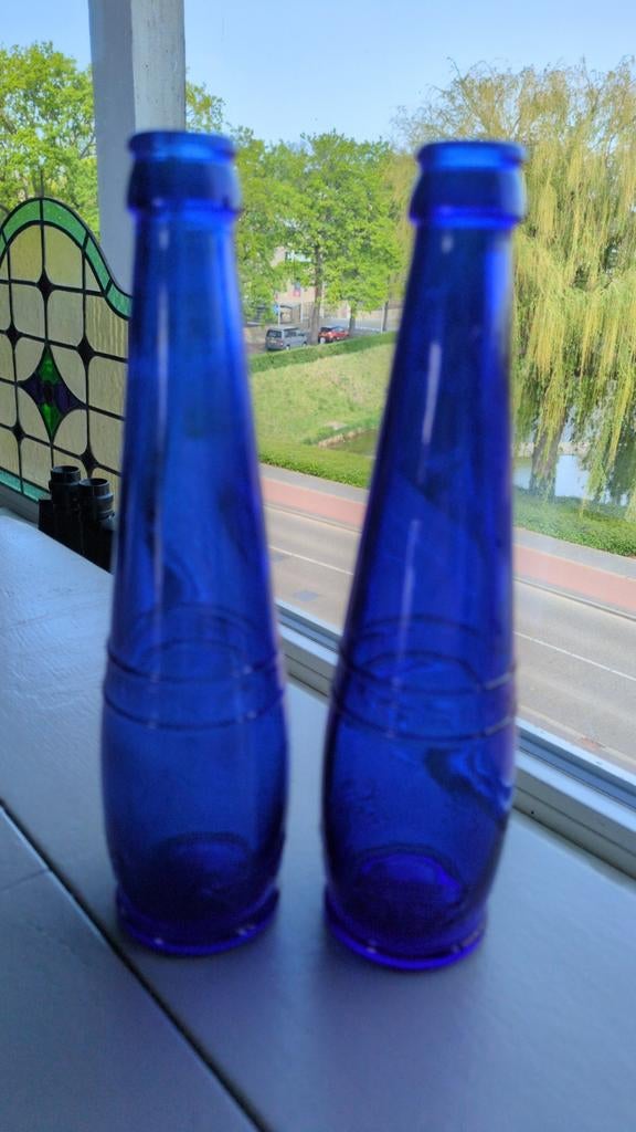 Twee kobaltblauwe flesjes met wapenschild reliëf, Antiek en Kunst, Ophalen of Verzenden