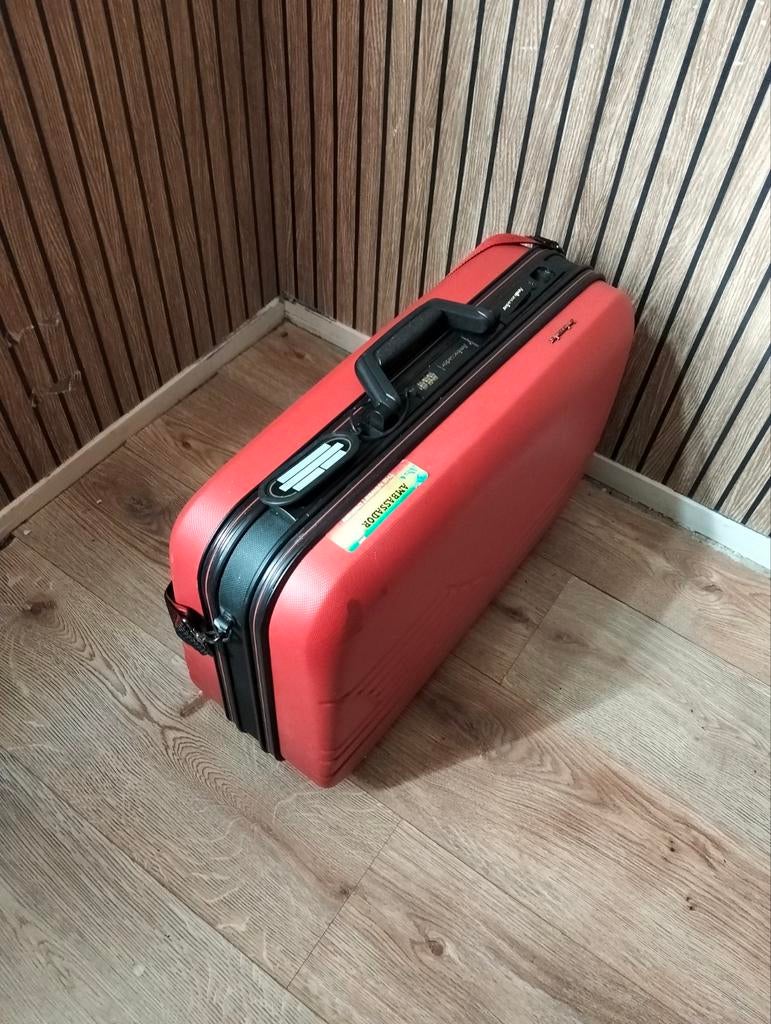 Ambassador Reiskoffer met Wieltjes - Rood
Ophalen Delft 10€, Ophalen of Verzenden, Hard kunststof, Wieltjes