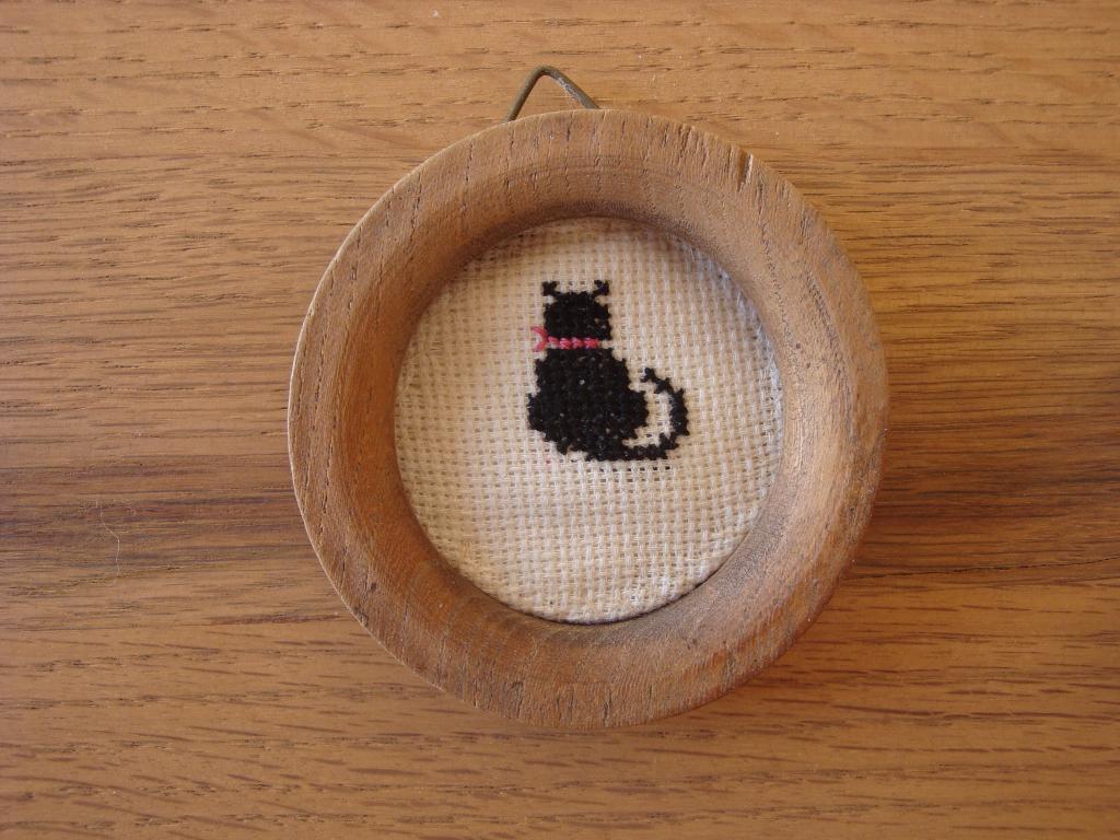 Twee oude houten gordijnringen met borduurwerkjes, Ophalen of Verzenden, Zo goed als nieuw, Handborduren, Overige typen