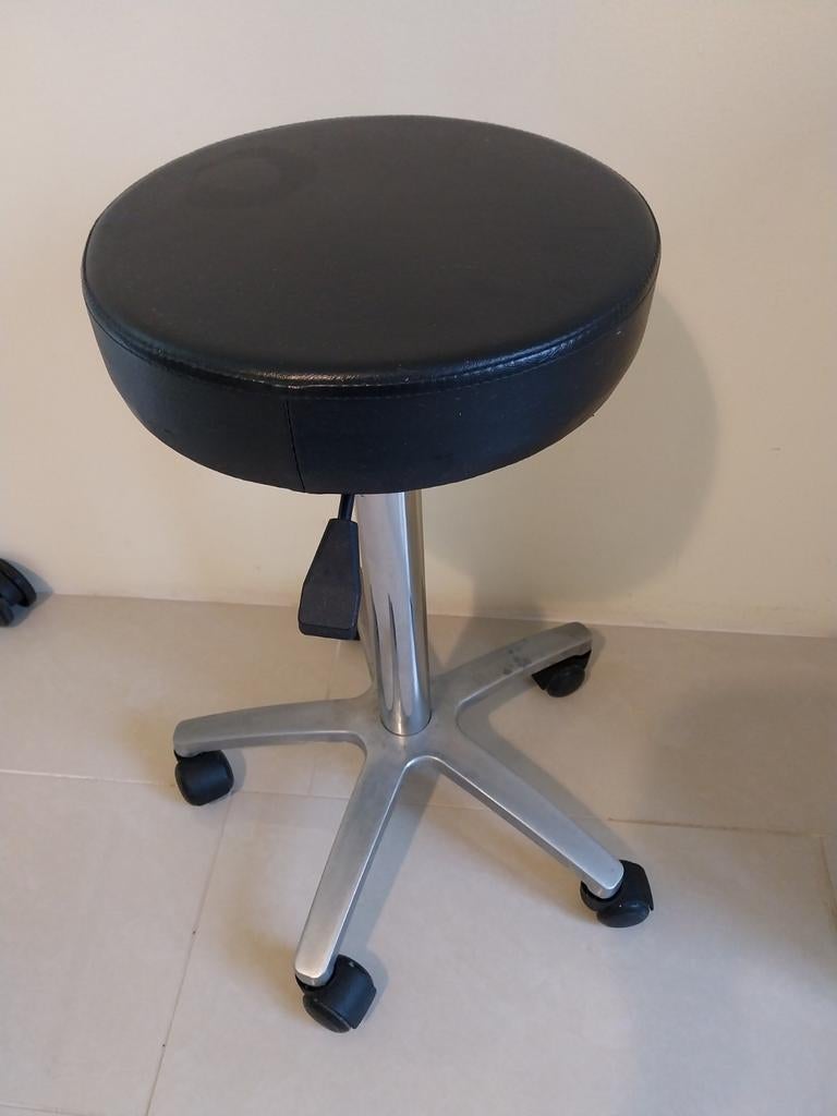 Verstelbare kruk met wielen - Zwart, Ophalen, In hoogte verstelbaar, Gebruikt, Overige materialen