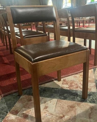 grote hoeveelheid bruine lederen kerkstoelen, klassiek & com, Huis en Inrichting, Stoelen, Gebruikt, Vijf, Zes of meer stoelen