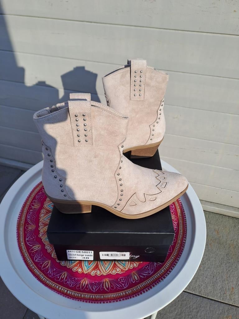 Nieuwe beige suède cowboylaarzen met studs, Kleding | Dames, Schoenen, Nieuw, Lage of Enkellaarzen, Beige, Ophalen of Verzenden