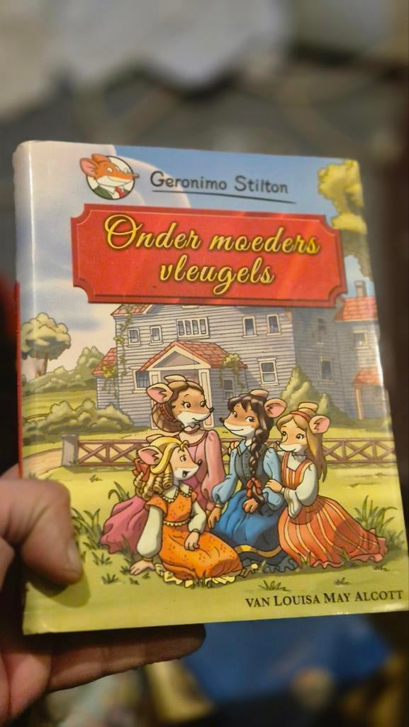 Geronimo Stilton Boeken: Onder Moeders Vleugels, Fantasia VI, Boeken, Ophalen of Verzenden, Gelezen, Geronimo Stilton, Fictie algemeen