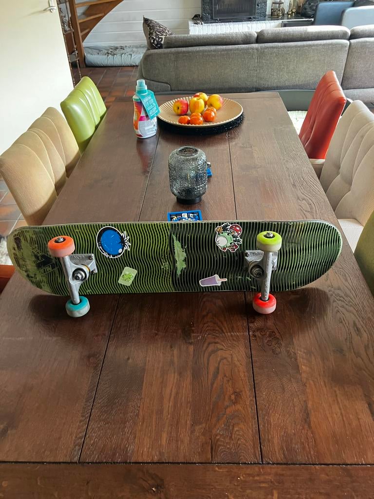 Gebruikt Skateboard met unieke stickers, Sport en Fitness, Skateboarden, Ophalen, Gebruikt, Skateboard