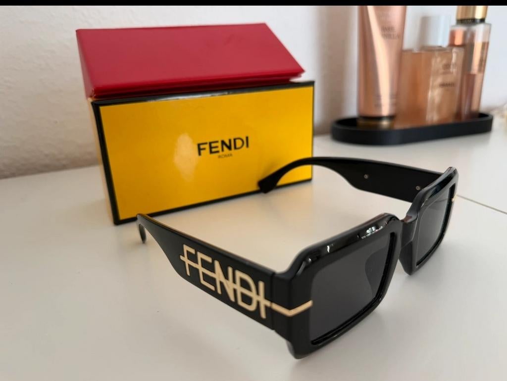 Mooie Fendi  zonnebril, Sieraden, Tassen en Uiterlijk, Zonnebrillen en Brillen | Dames, Overige merken, Zonnebril, Zwart, Ophalen of Verzenden