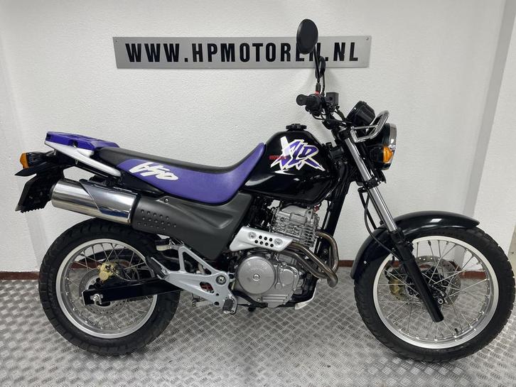 Honda SLR 650 SINGLE Bovaggarantie ! 2991 KM. ! Nieuw !, Motoren, Motoren | Honda, Bedrijf, Toermotor, 12 t/m 35 kW