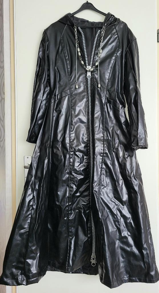 Zwarte kunststof lange jas evt gothic/cosplay/anime - maat S, Ophalen of Verzenden, Zo goed als nieuw, Bovenkleding