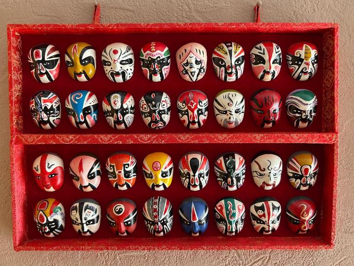 32 Chinese operamaskers in originele doos, Verzamelen, Overige Verzamelen, Zo goed als nieuw, Ophalen of Verzenden
