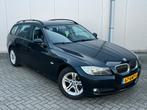 Zwarte BMW 3-Serie 316i E91 FaceLift 122PK 2010/Apk/Navi!, 1599 cc, 4 cilinders, Origineel Nederlands, Handgeschakeld