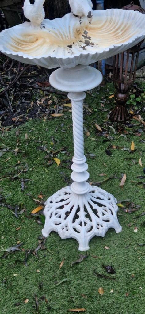 Mooi schelpvormig vogelbad op standaard (brocante), Ophalen, Gebruikt