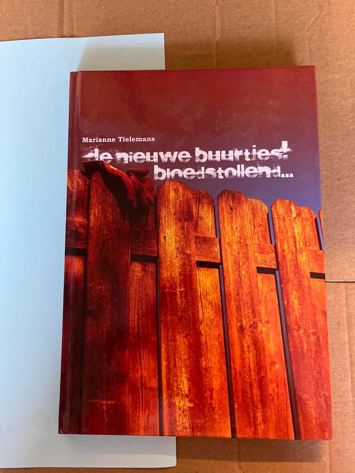 De Nieuwe Buurtjes: Bloedstollend... - Marianne Tielemans, Boeken, Romans, Zo goed als nieuw, Nederland, Ophalen of Verzenden