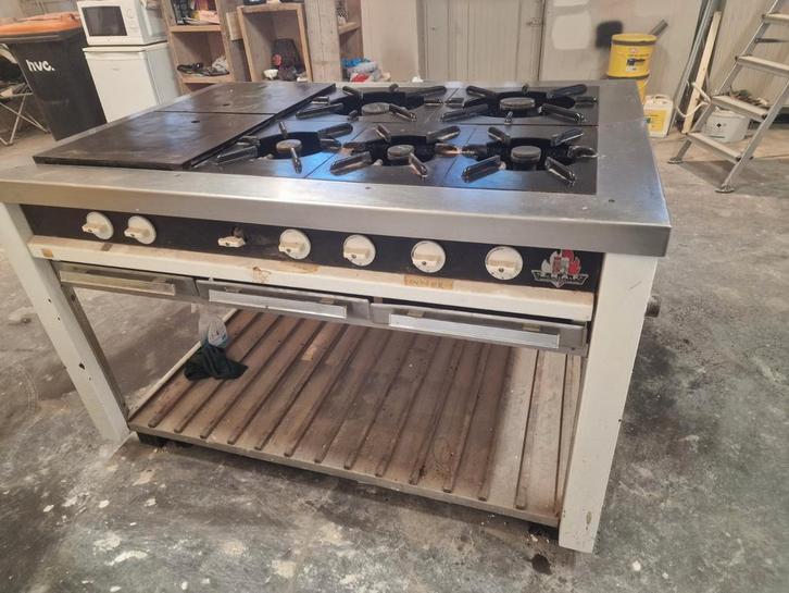 Professioneel 4-pits gasfornuis met bakplaat, Witgoed en Apparatuur, Fornuizen, Gebruikt, Vrijstaand, Gas, 4 kookzones, 60 cm of meer