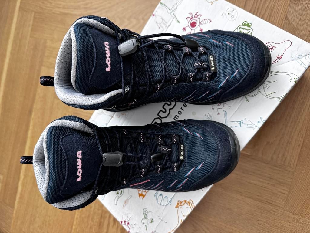 Lowa Kinderschoenen bergschoenen / wandelschoenen mt 36, Meisje, Schoenen, Ophalen of Verzenden, Zo goed als nieuw