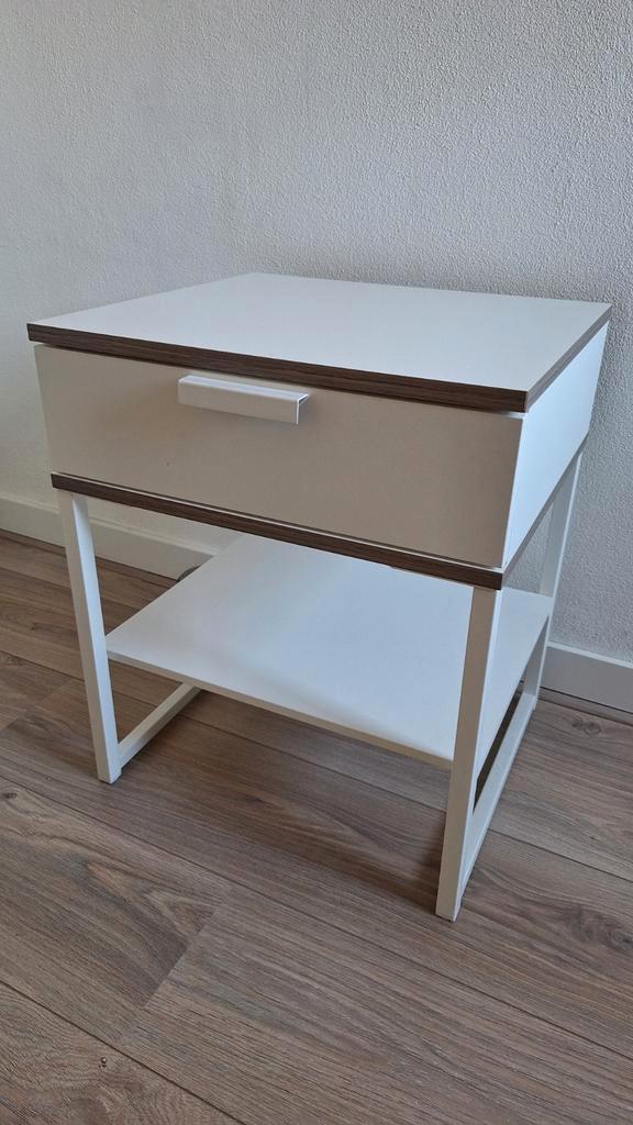 IKEA Nachtkastje met lade en open vak - Wit, Huis en Inrichting, Slaapkamer | Nachtkastjes, Zo goed als nieuw, Minder dan 55 cm