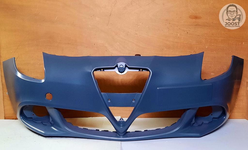 Voorbumper orgineel Alfa Romeo Giulietta 10-16 156085887, Voor, Herkomst onderdeel bekend, Nieuw, Ophalen of Verzenden