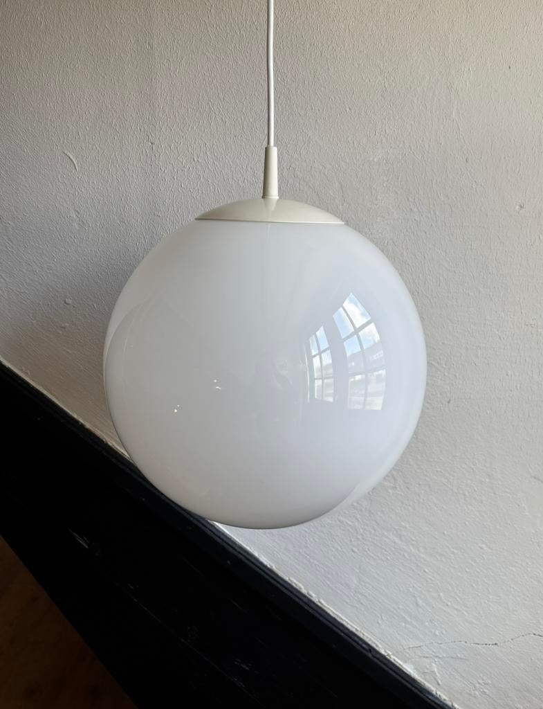 Vintage witte bol schoollamp jaren 70 melkglas glazen hang, Huis en Inrichting, Ophalen of Verzenden, Zo goed als nieuw, Glas