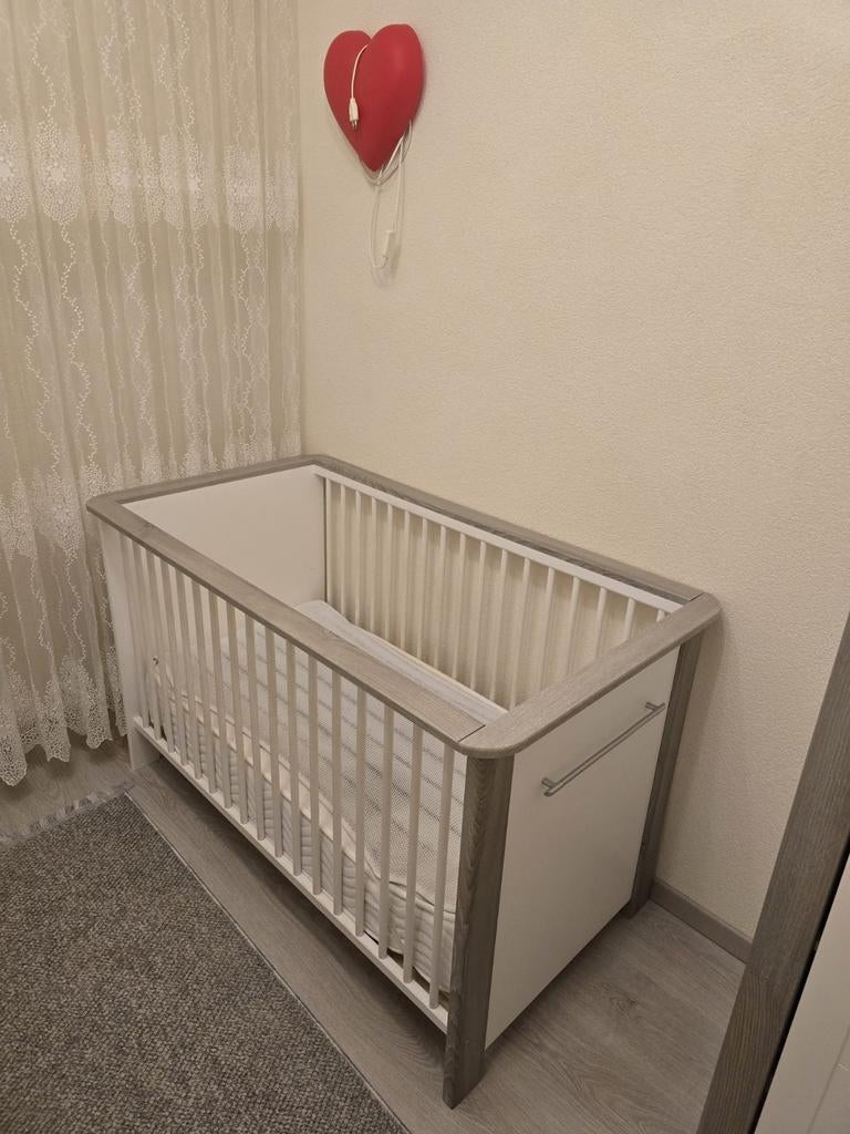 Complete Kinderkamer: Ledikant en Commode, Kinderen en Baby's, Kinderkamer | Complete kinderkamers, Ophalen, Zo goed als nieuw