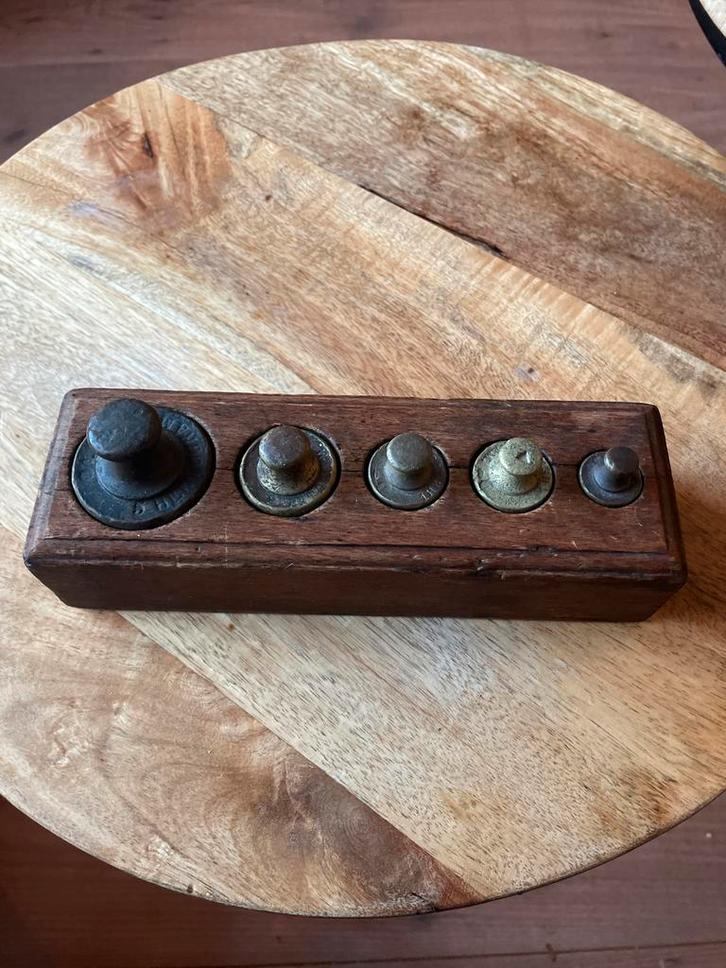 Oude gewichten in houten houder, Antiek en Kunst, Antiek | Gereedschap en Instrumenten, Ophalen