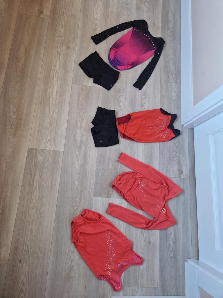 Turnpakjes met broekjes, maat 104/110, Sport en Fitness, Turnen, Kindermaat 122 t/m 140, Ophalen of Verzenden, Zo goed als nieuw