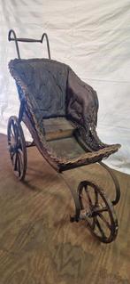 Oude antieke kinderwagen met riet en houten wielen, Ophalen