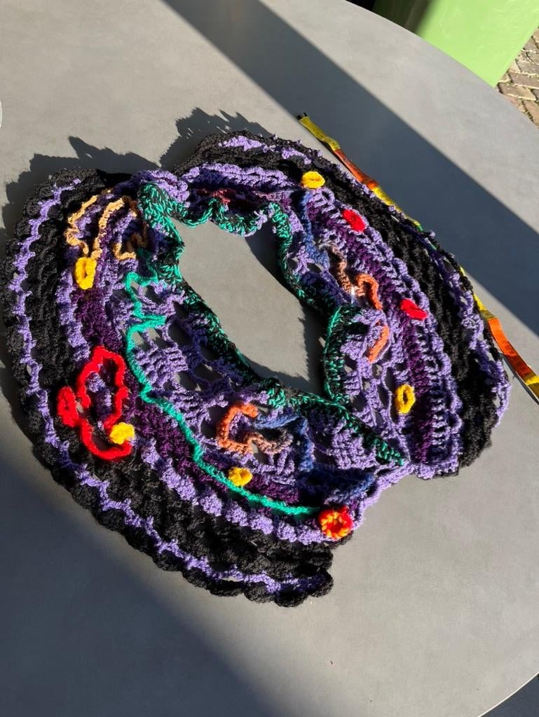 Nieuwe gehaakte zwart/paarse sjaal, Kleding | Dames, Mutsen, Sjaals en Handschoenen, Verzenden, Nieuw, Maat 42/44 (L), Sjaal