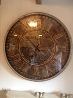 Zeer grote metalen wandklok met draaiende mechanisme., Ophalen