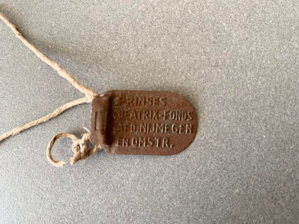Jaren 50 label van Prinses Beatrixfonds van de stad Nijmegen, Ophalen of Verzenden, Overige soorten, Nederland, Embleem of Badge