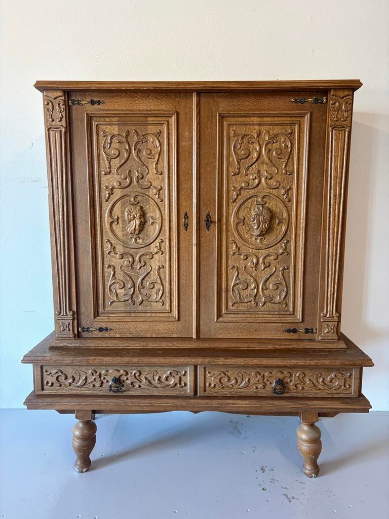 Antieke eikenhouten kast met rijk houtsnijwerk, Antiek en Kunst, Ophalen