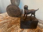 Bronzen beeld van een hond op marmeren sokkel, gesigneerd Ca, Antiek en Kunst, Ophalen of Verzenden