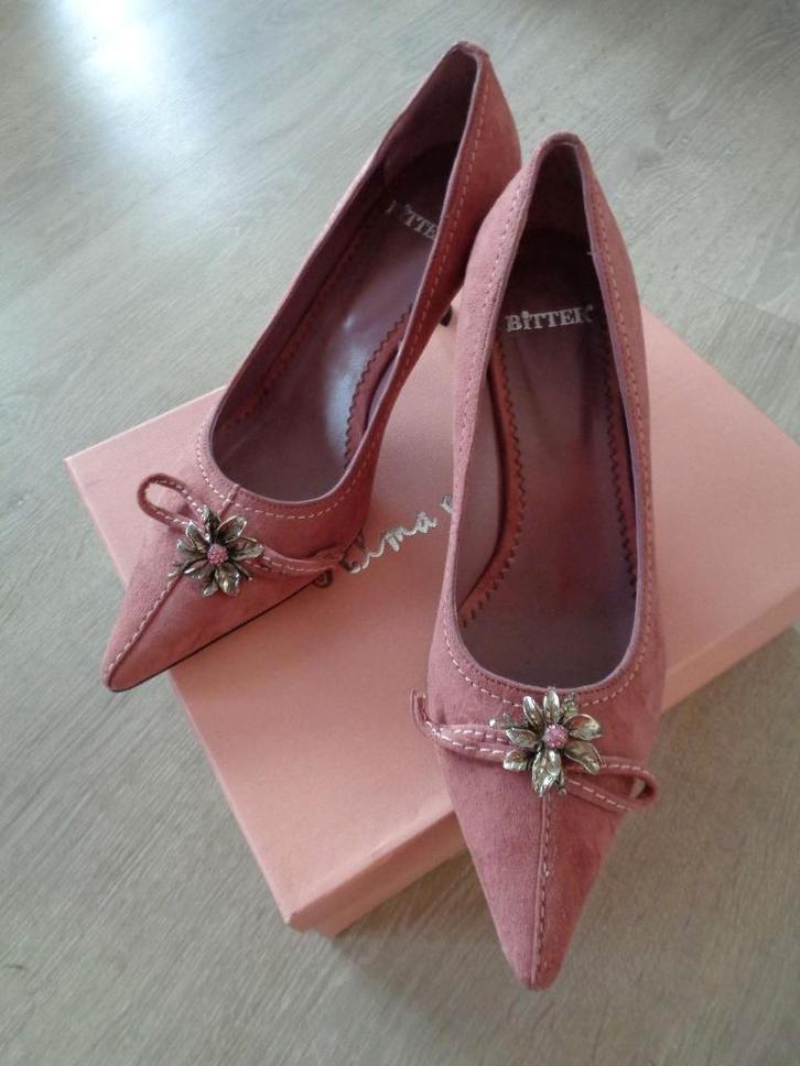 Bitter oudroze leren pumps met zilveren broche 39 Nieuw, Kleding | Dames, Schoenen, Nieuw, Pumps, Roze, Ophalen of Verzenden